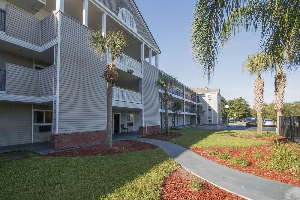 HomeTowne Studios by Red Roof Orlando South Williamsburg Exterior foto